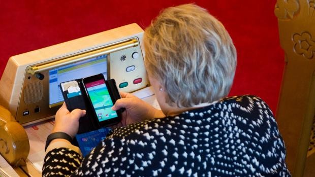 Evidencian a ministra noruega jugando Pokemon Go