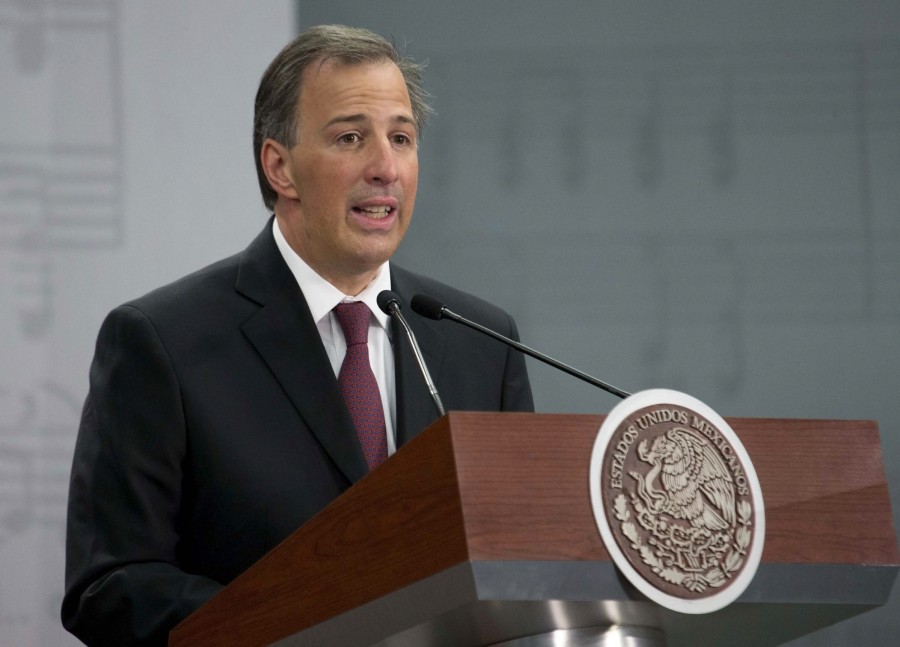 Evalúa Meade impacto de alza en combustibles