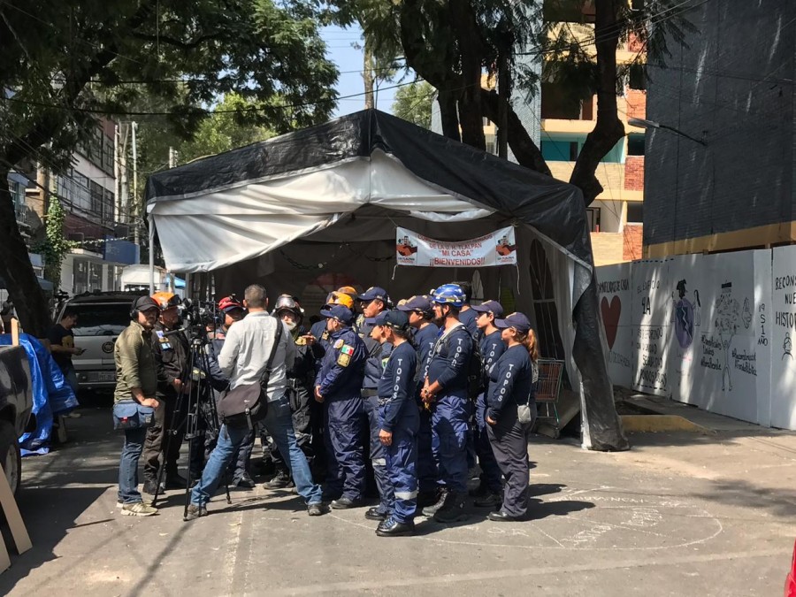 Se enfrentan vecinos y granaderos por desalojo en la Juárez