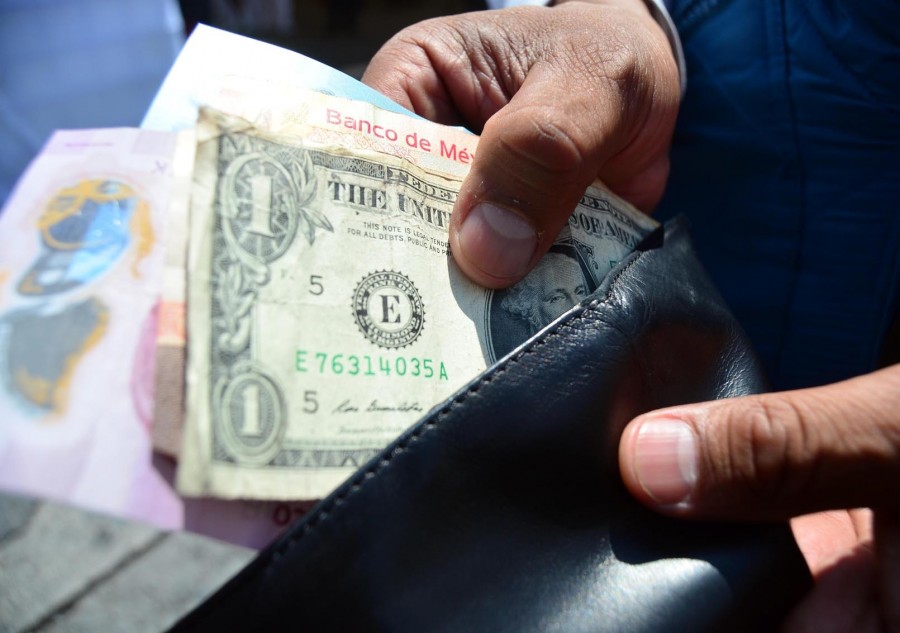 Prevén analistas menor crecimiento económico y dólar más barato