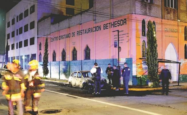 Hallan seis cuerpos en un vehículo en calles de Nezahualcóyotl