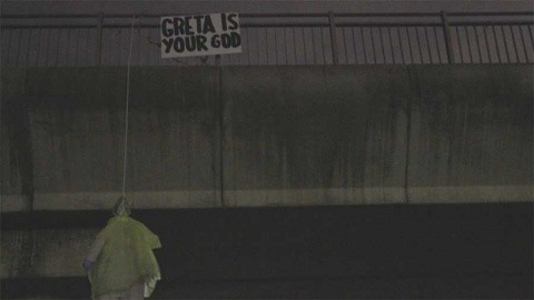 Investigan muñeco con cara de Greta Thunberg colgando de un puente en Italia