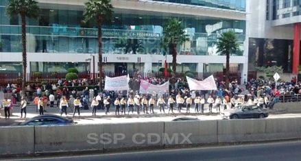 Ejidatarios y campesinos bloquean carriles laterales de Periférico