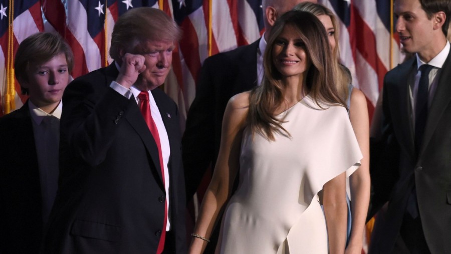 Melania le llama la atención a Trump