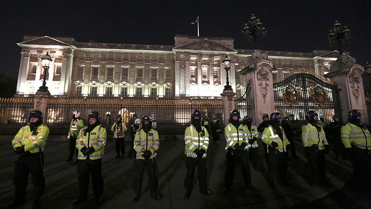Hombre ataca a policías en el Palacio de Buckingham