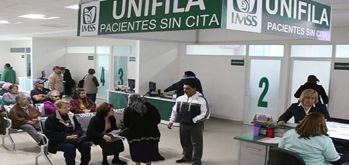 Niega AMLO despidos en el sector salud