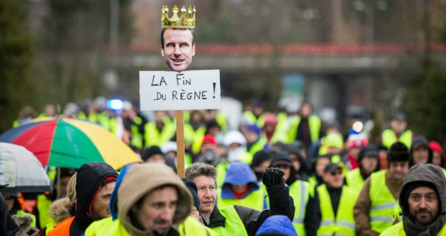 Macron acelera recorte de impuestos y sube salarios en momento histórico para Francia