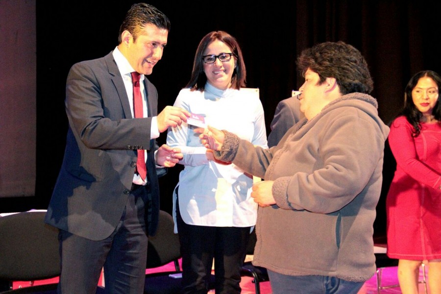 Entregan tarjetas de protección contra accidentes a estudiantes de Álvaro Obregón