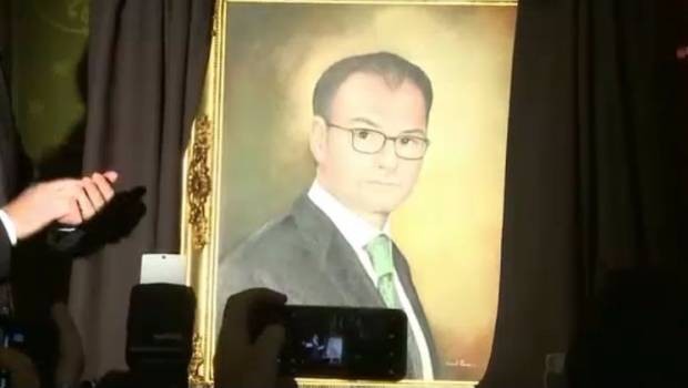 Develan retrato del canciller Luis Videgaray en el Palacio Nacional