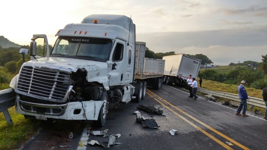 Carretera La Pera- Cuautla cerrada por choque de tráiler