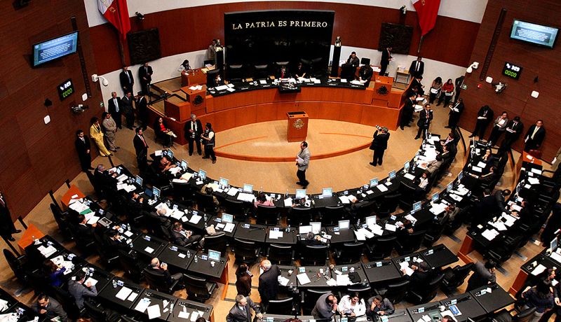 Senadores bajan dictamen que permitiría a Taibo dirigir el FCE