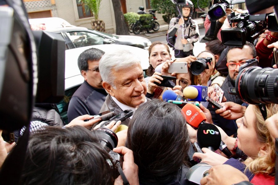 Promete López Obrador becas para 300 mil universitarios de México