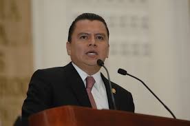 Capacitan a 120 abogados